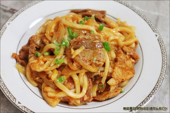 두가지맛을 한꺼번에 즐기는 제육볶음우동