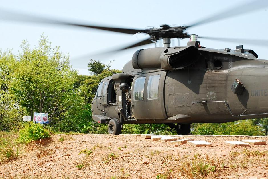 BEMIL 사진 자료실 - BEMIL 군사세계 용인 삼봉산행중 만난 UH-60