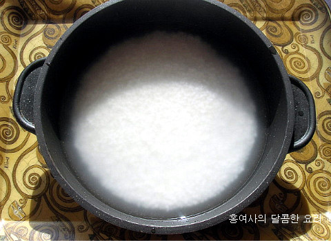 입 안에 바다가 출렁~뜨끈한 해물돌솥밥
