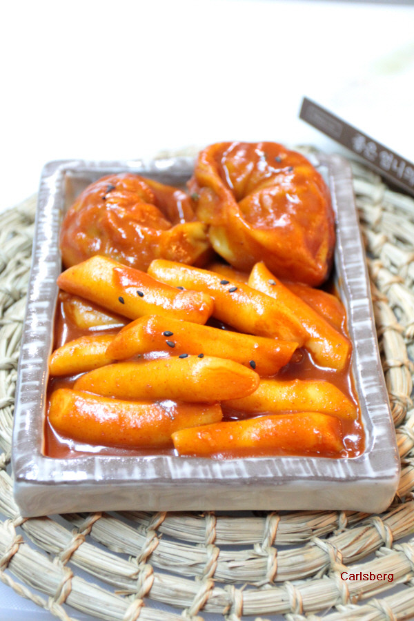 한입 먹으면 바로 중독이 되는 - 만두 떡볶이