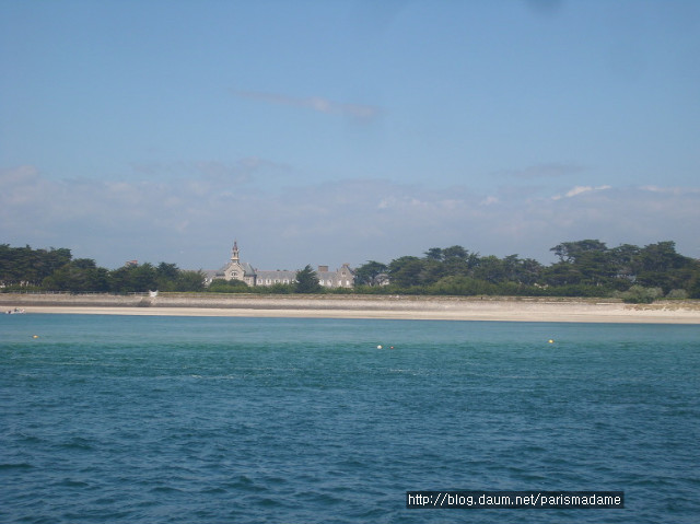 프랑스 부르타뉴 지방의 야생 해변에서