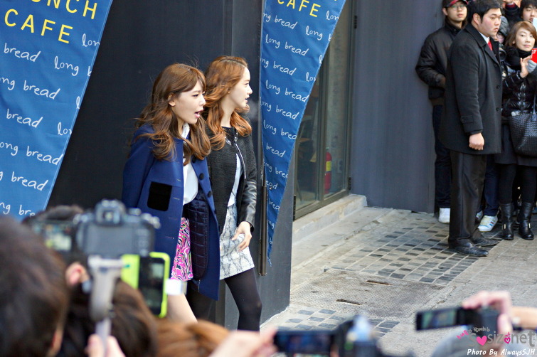 [PIC][02-31-2013]SNSD ghé thăm "Lotte Young Plaza" tại Myeongdong vào trưa nay - Page 2 156C405050E405ED09346D