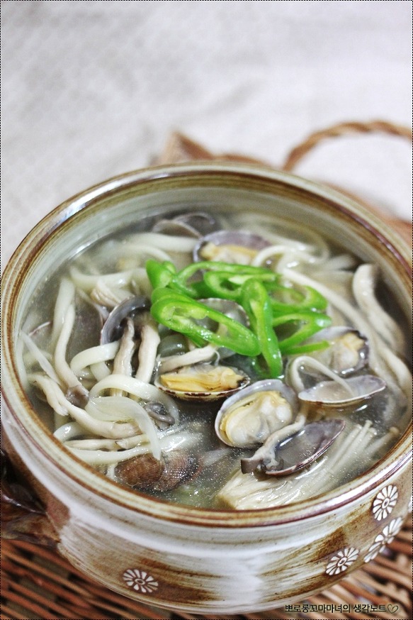 [바지락 버섯칼국수]시원한 국물맛에 반하는 바지락 버섯칼국수