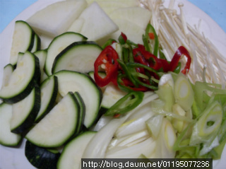 단맛이 날 정도로 싱싱한 새우홍합두부탕