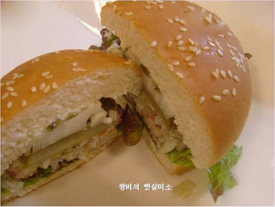 한개만 먹어도 맛있고 배부른 휘시버거