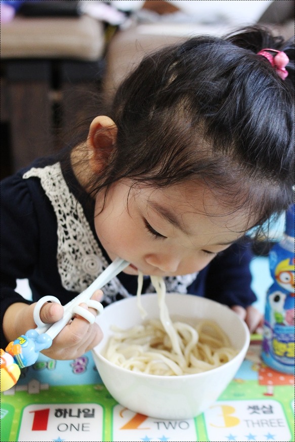 [바지락 버섯칼국수]시원한 국물맛에 반하는 바지락 버섯칼국수