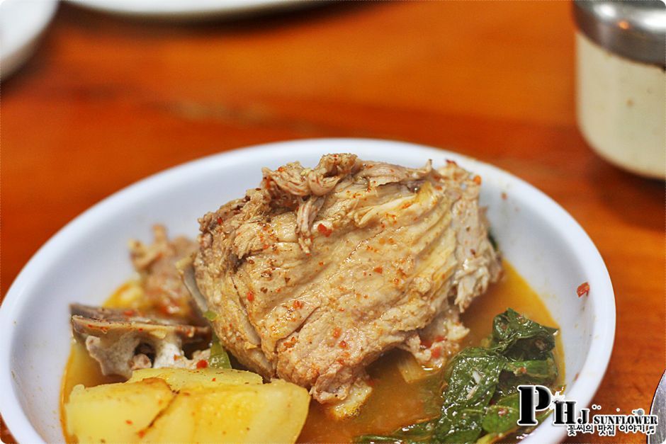 홍대맛집-살이 많은 국내산 감자탕을 맛볼수 있는곳.-이층 감자탕