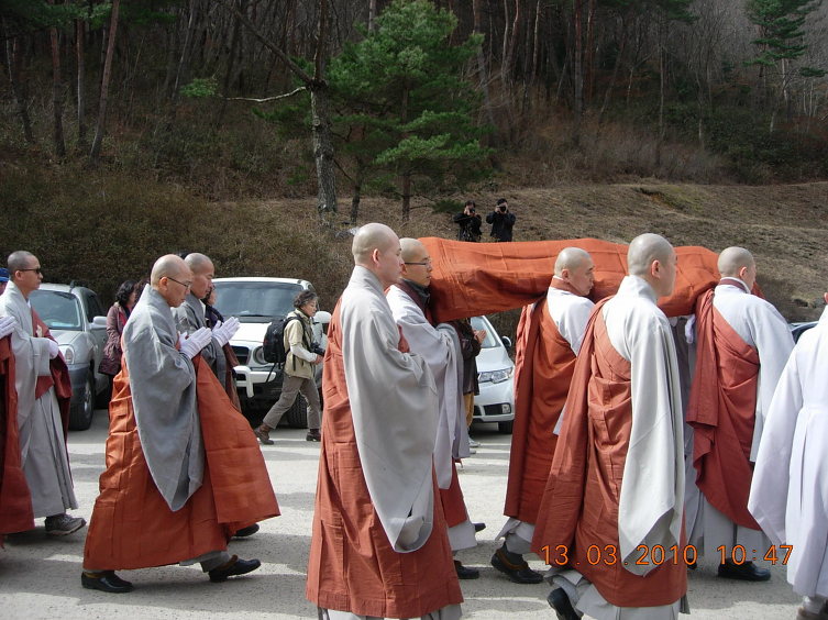 법정스님 송광사에서 다비장으로 이운
