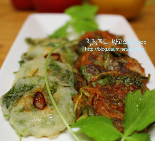 향긋하고 쫀득한... 참나물 감자 김치전~