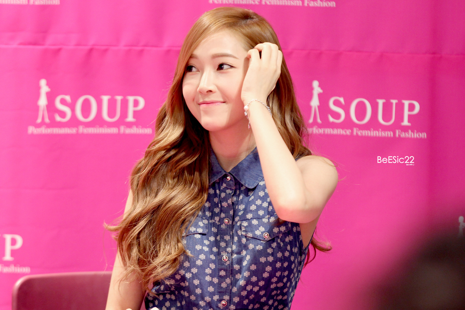 [PIC][14-06-2014]Jessica tham dự buổi fansign lần 2 cho thương hiệu "SOUP" vào trưa nay - Page 2 2315C24353DBA0B50AA4DB