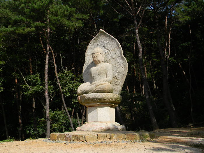당당한 체격을 지닌 신라 후기 돌부처, 남산 열암곡 석불좌상 (열암곡 마애불상)