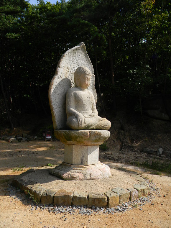 당당한 체격을 지닌 신라 후기 돌부처, 남산 열암곡 석불좌상 (열암곡 마애불상)