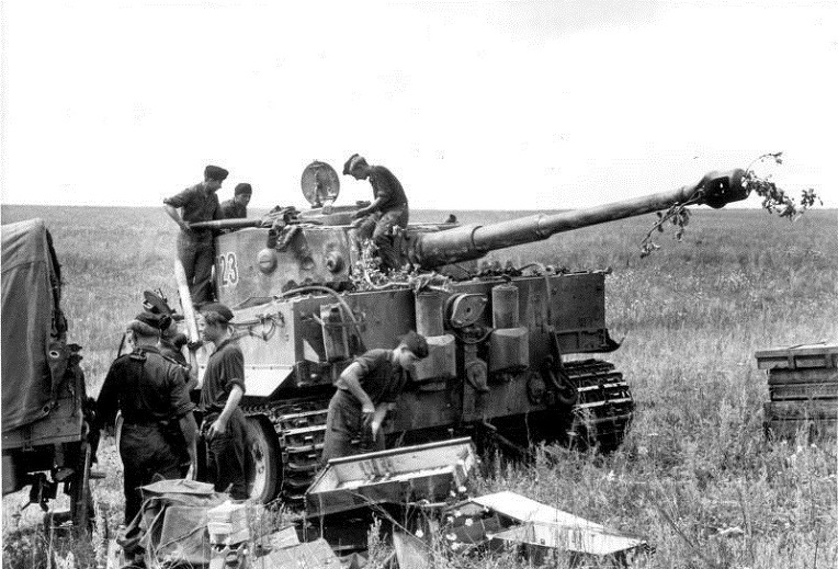 독일 503 중전차 대대 123번 타이거-1 전차의 88mm 포탄 보급 German Schwere Panzer Abteilung 503 Number 123 Tiger-1 Tank AP Shell supply